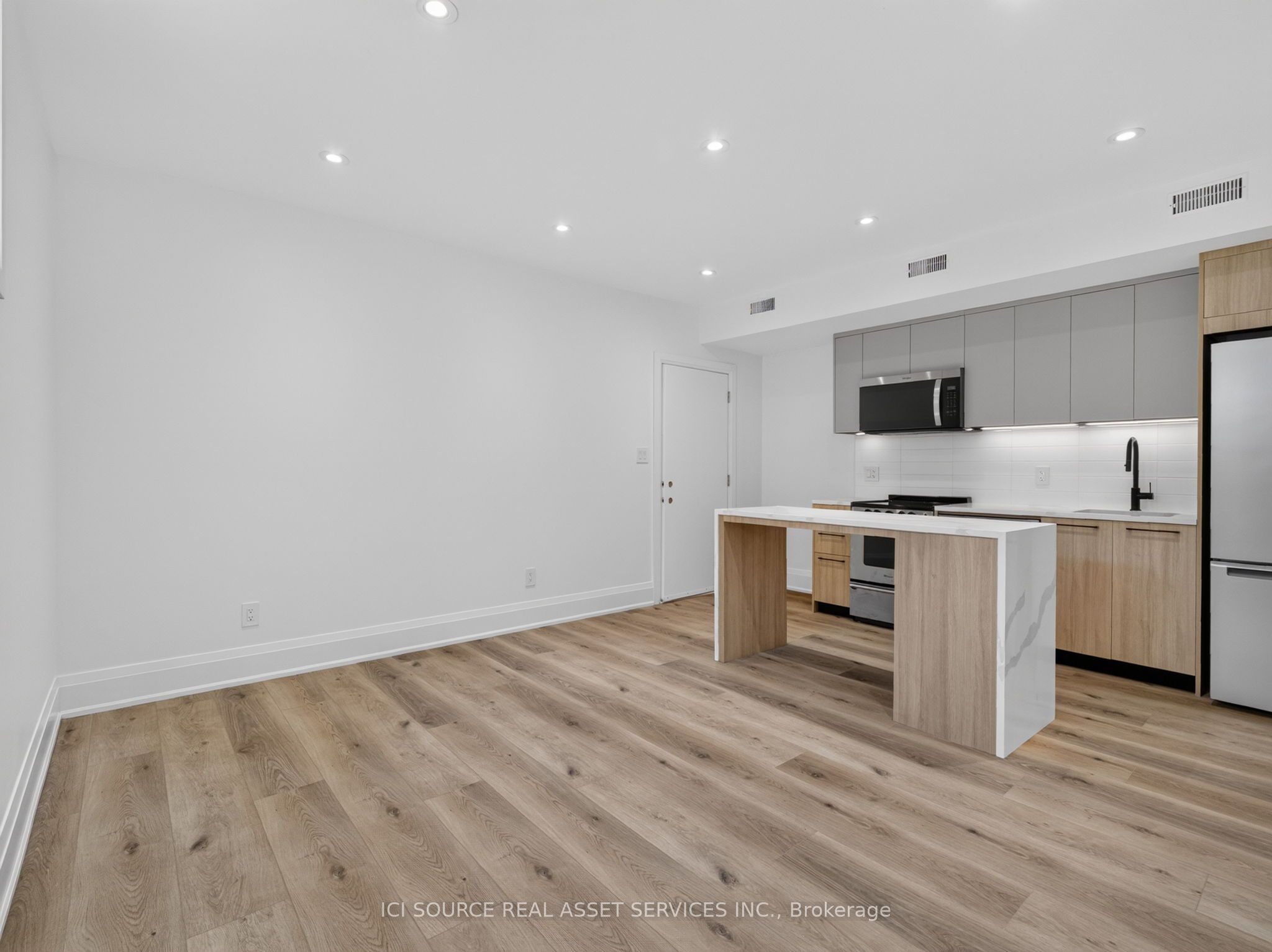 Unit Unit 6 - 28 Norcross Road, North York 5