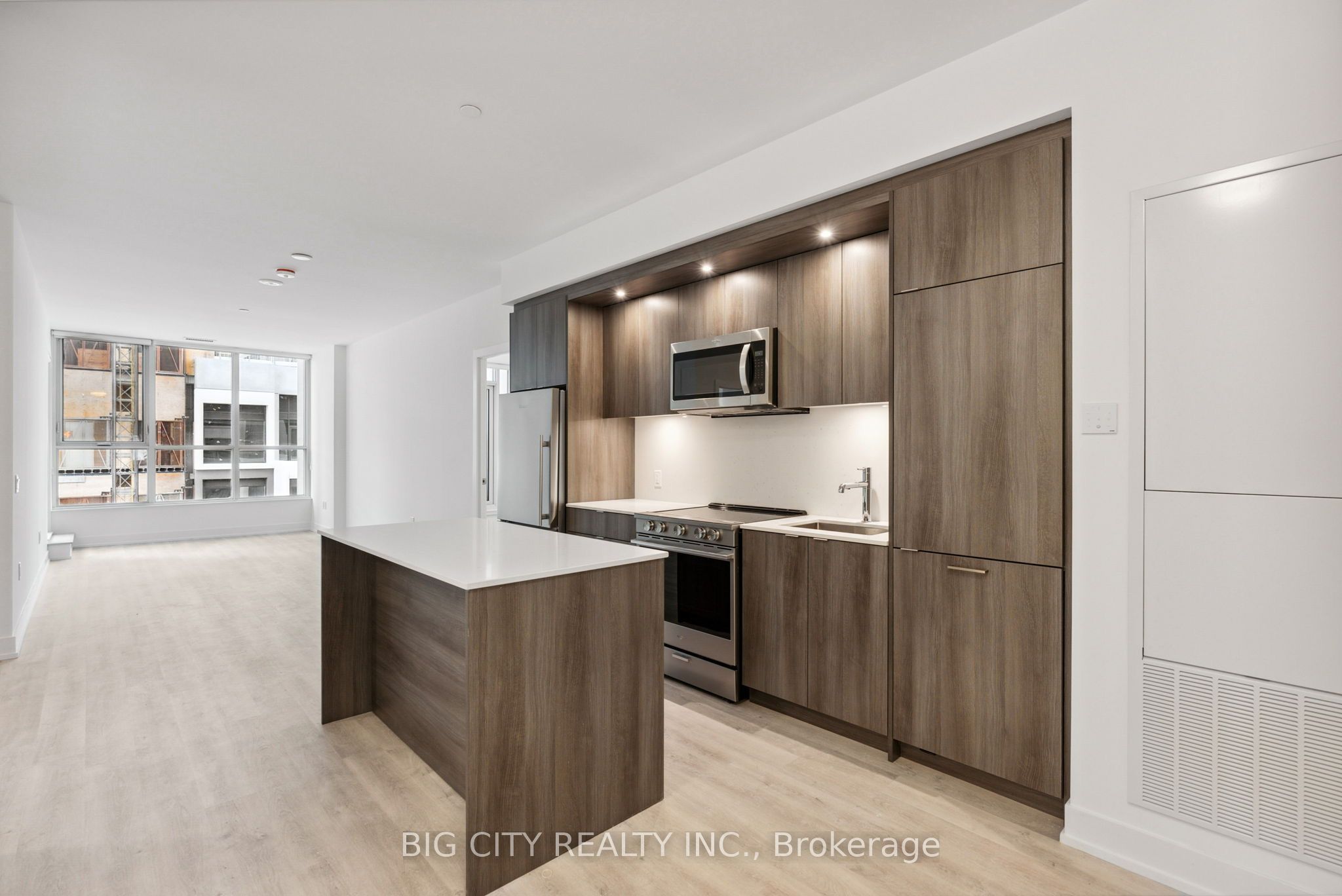 Unit 441 - 20 Inn on the park Drive, North York 3