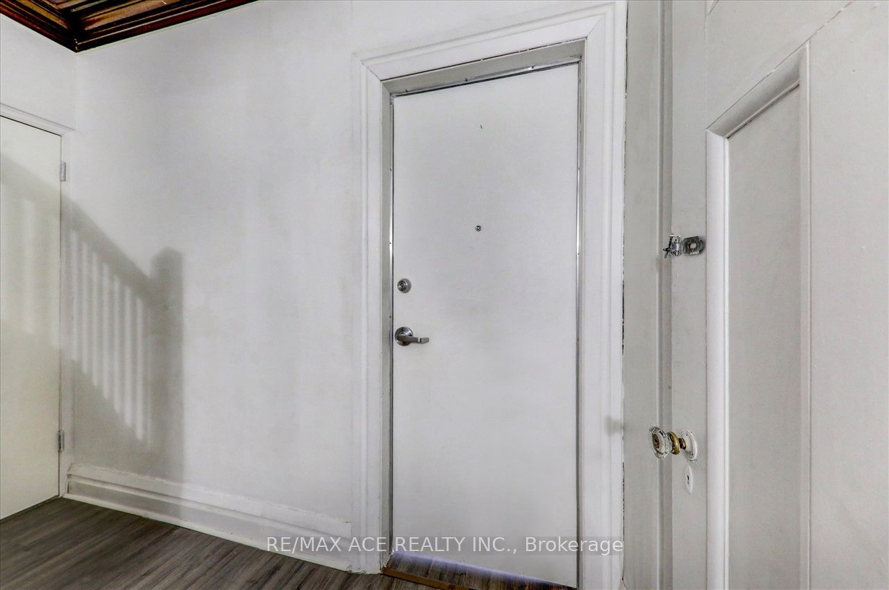 Unit 1-Flr2 - 173 Spadina Road, Toronto 5