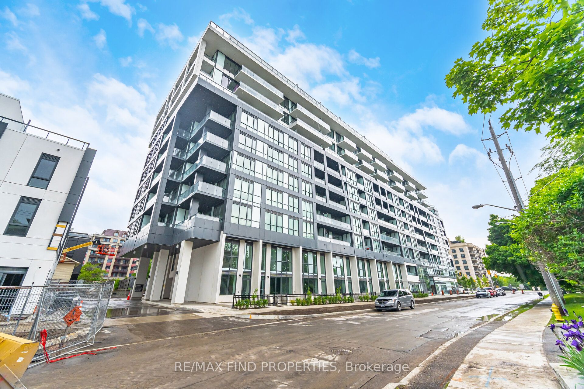 Unit 910 - 6 Greenbriar Road, North York 2