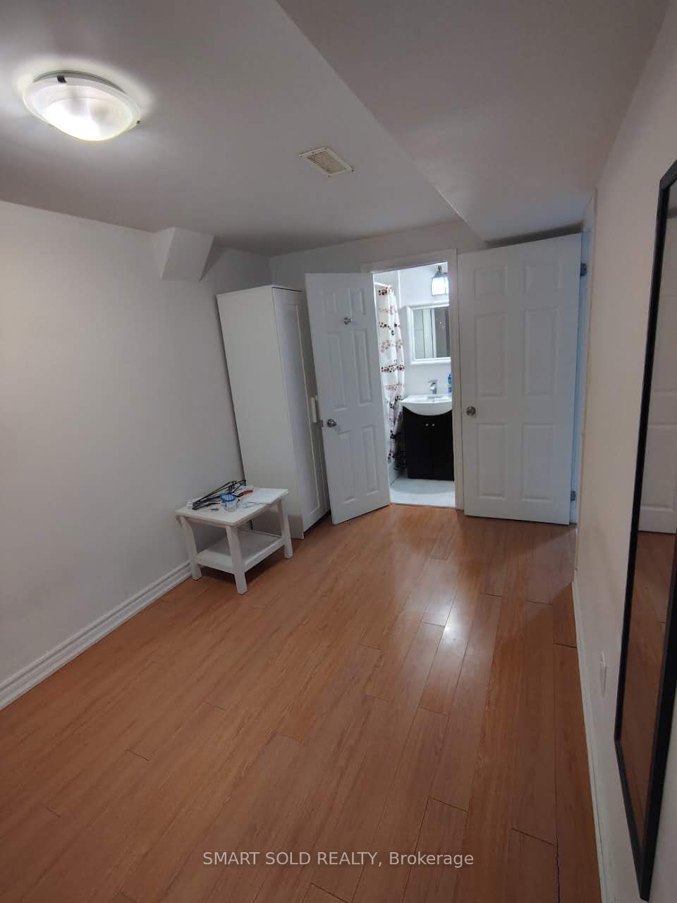 Lower 66 Bellevue Avenue, Toronto 5