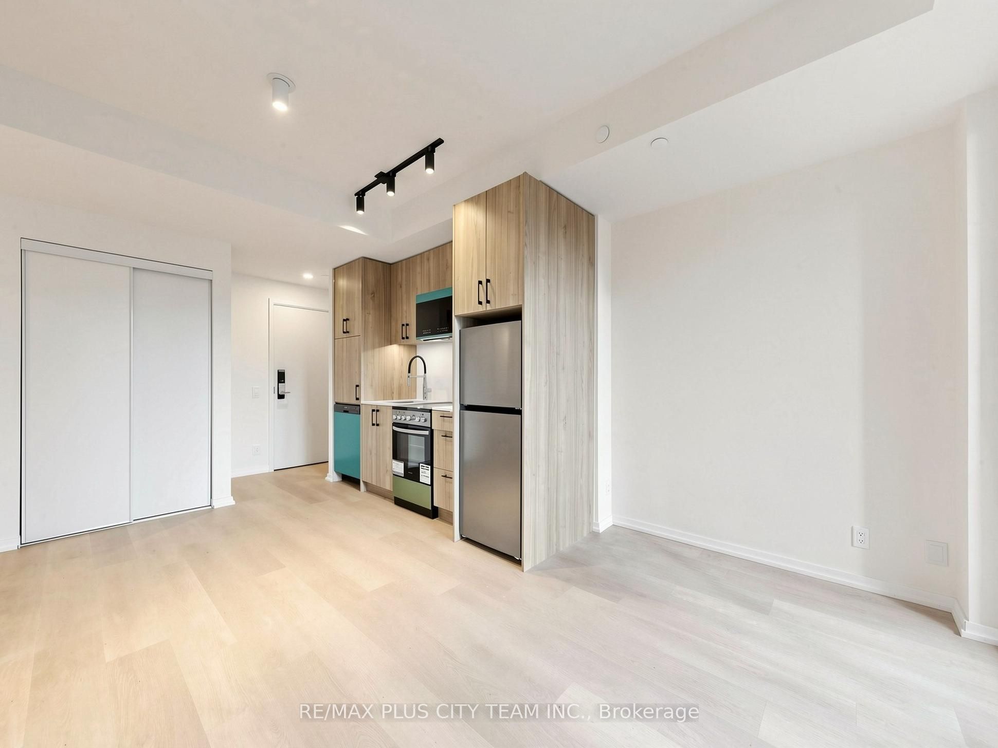 Unit 408 - 109 Erskine Avenue, Toronto 4