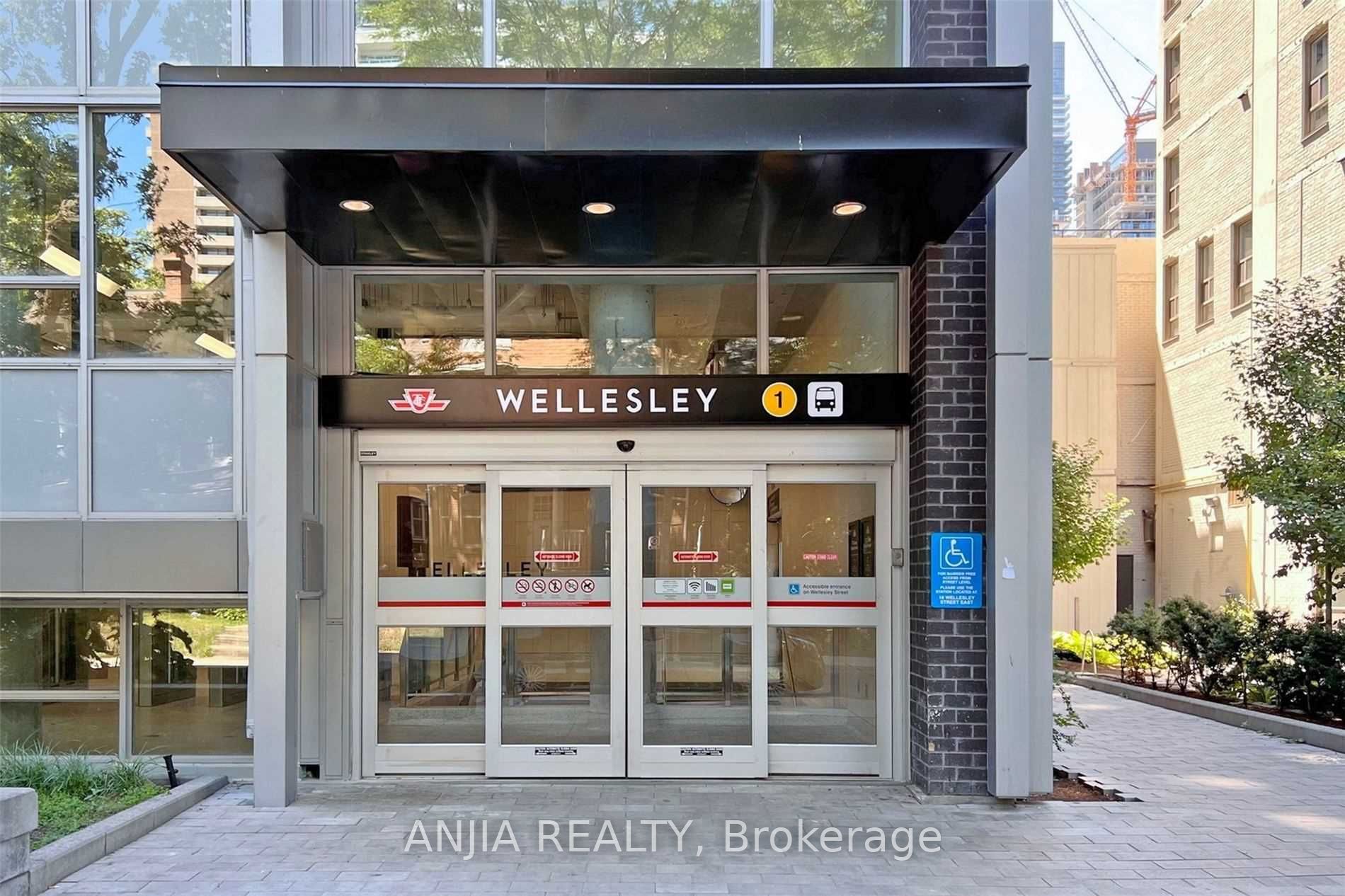 Unit 409 - 17 Dundonald Street, Toronto 2