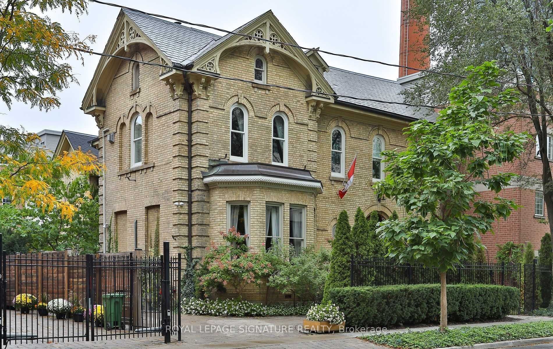 4 Wellesley Place, Toronto 2