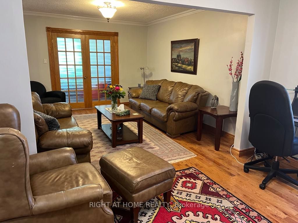 Unit Main Floor - 15 Lynnhaven Road, North York 3