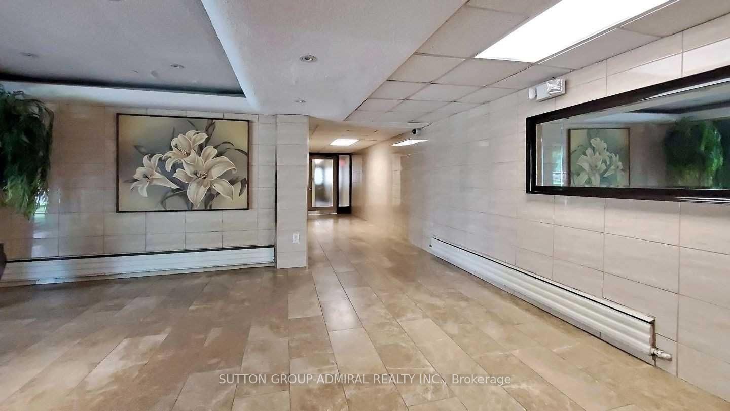Unit 108 - 8 Kingsbridge Circuit S, North York 3