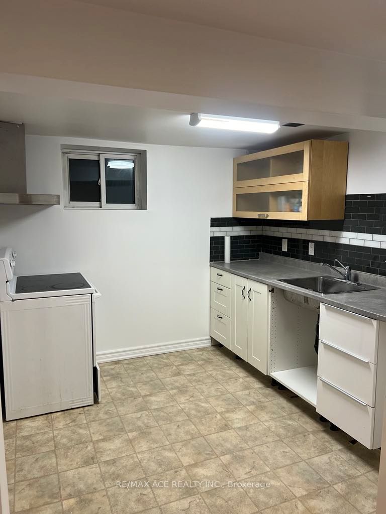 Unit Bsmt - 26 Oakridge Drive, Scarborough 4