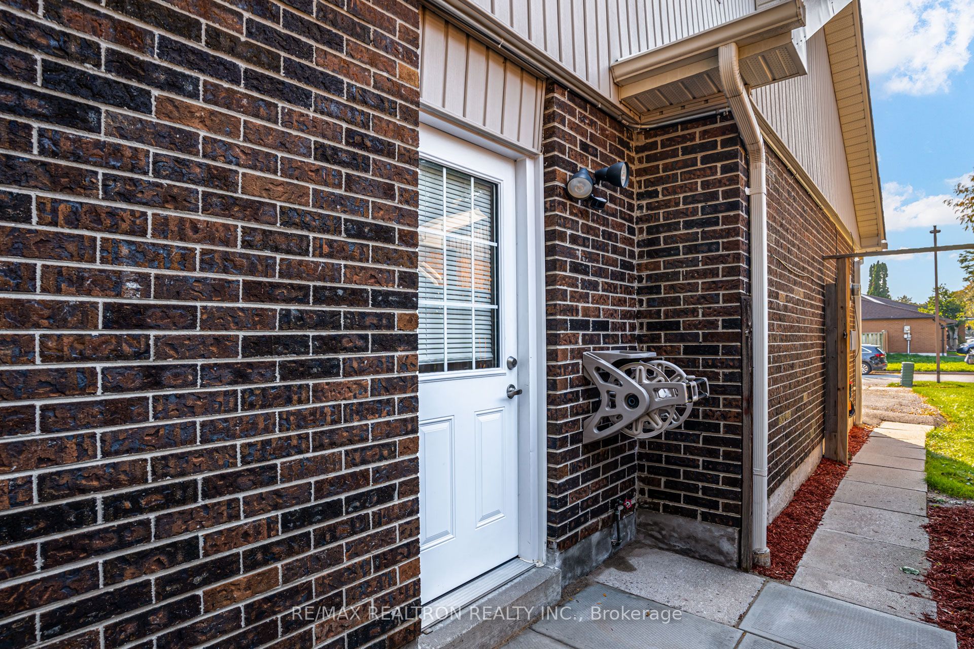 718 Edgewood Road S, Pickering 2