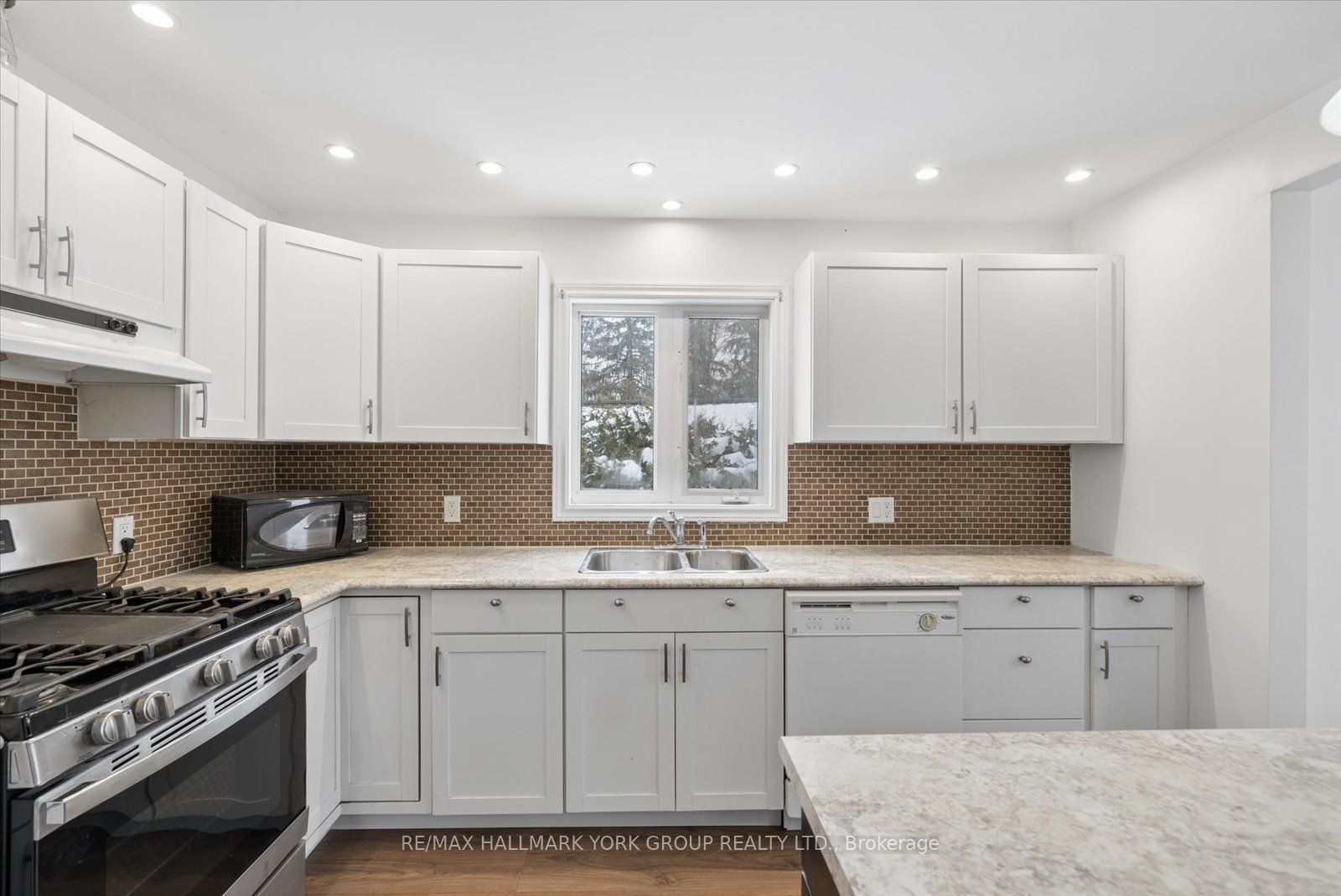 Unit Upper - 27008 Kennedy Road, Georgina 5