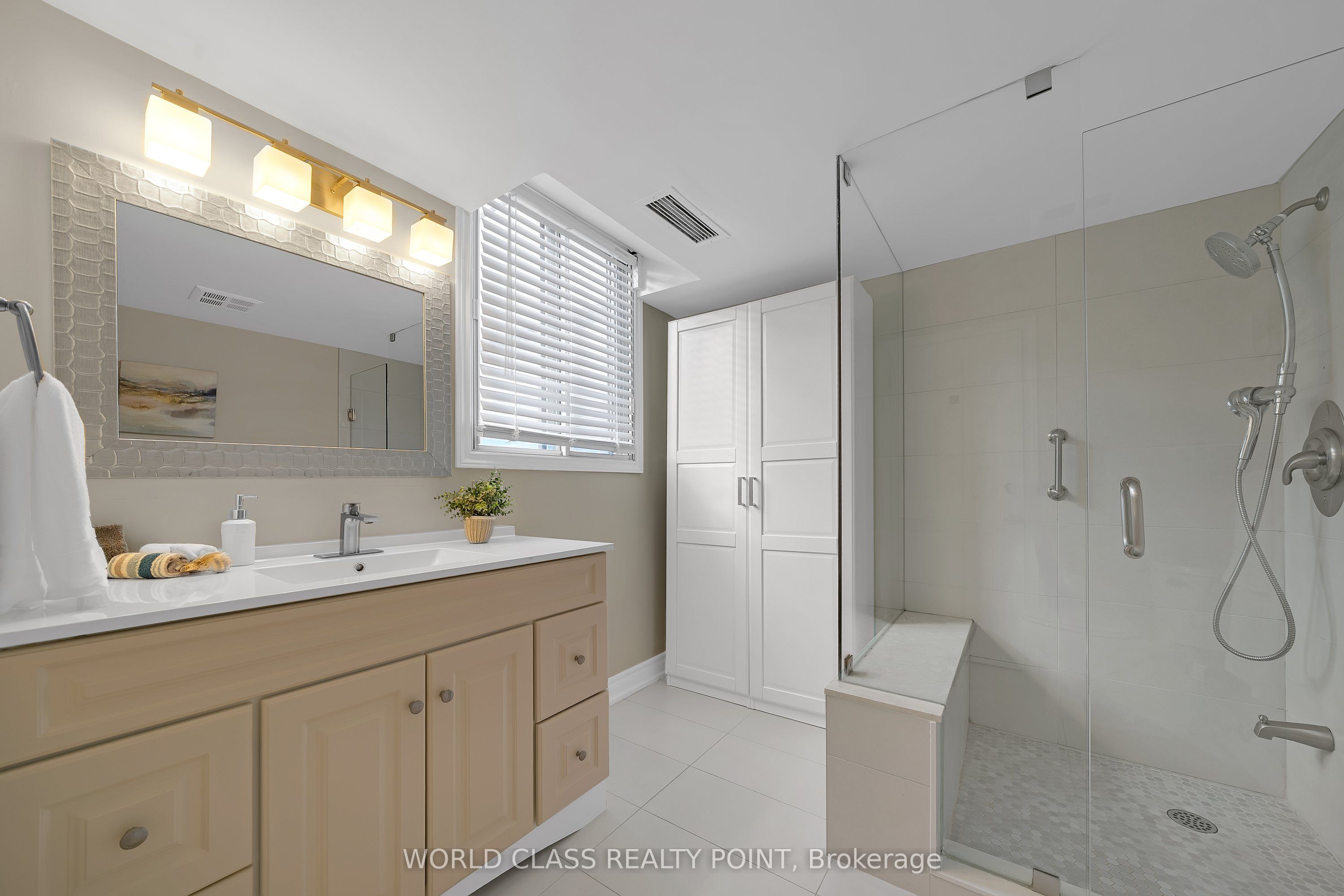 Unit 201 - 40 Harding Boulevard W, Richmond Hill 4