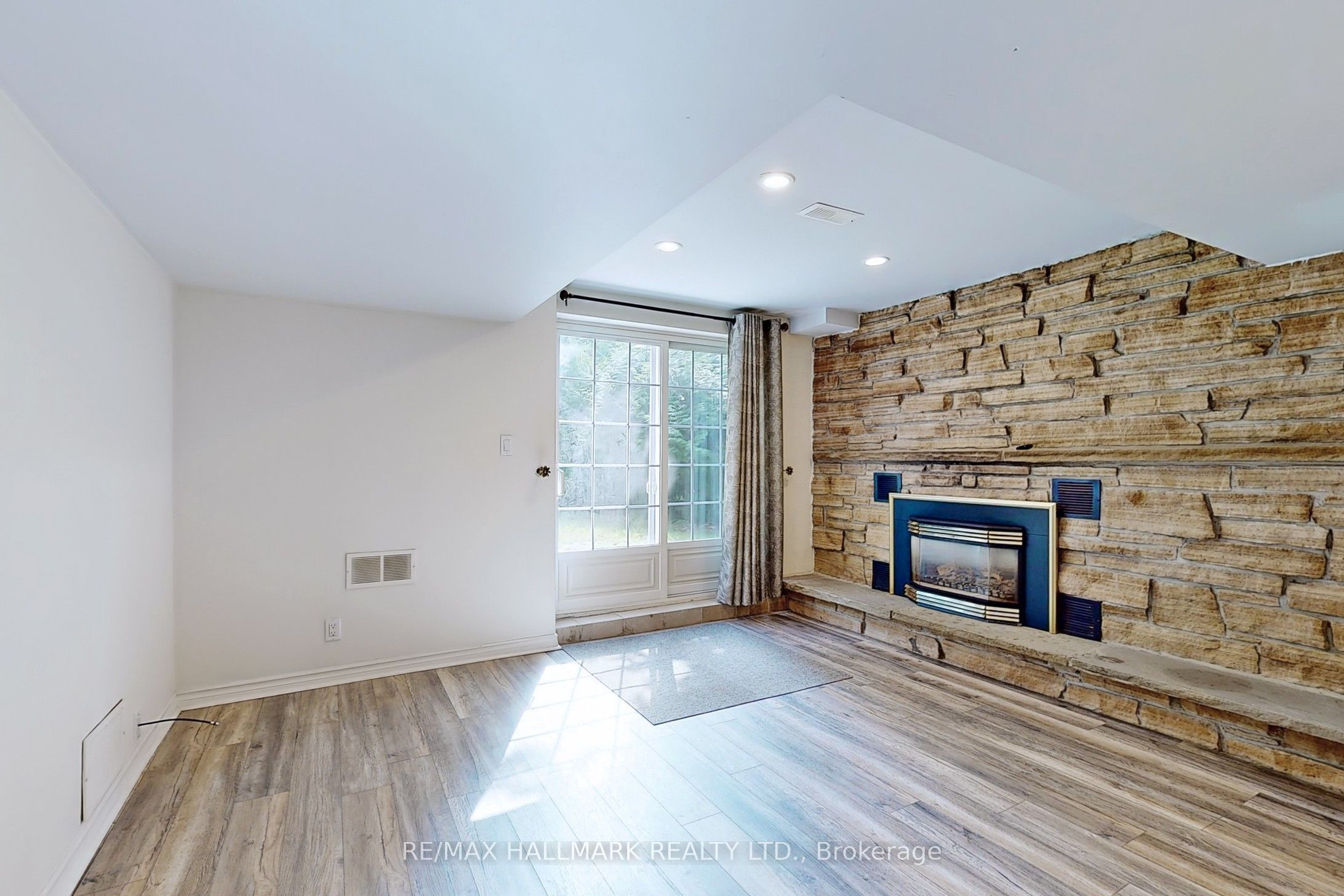 Unit basement - 63 Hillview Drive, Newmarket 3