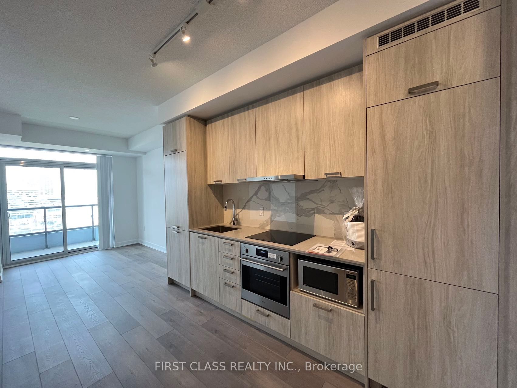 Unit 2012 - 38 Honeycrisp Crescent, Vaughan 4