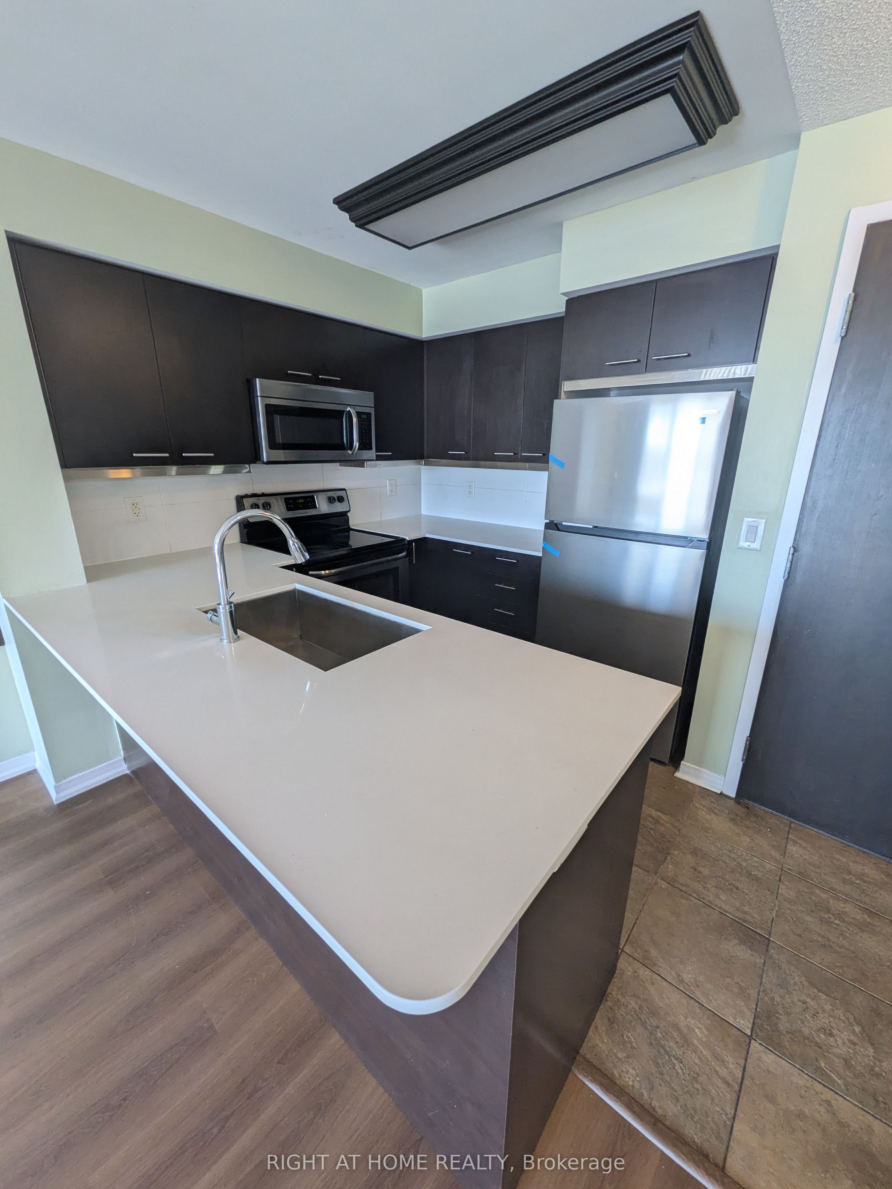 Unit 910 - 75 King William Crescent, Richmond Hill 4