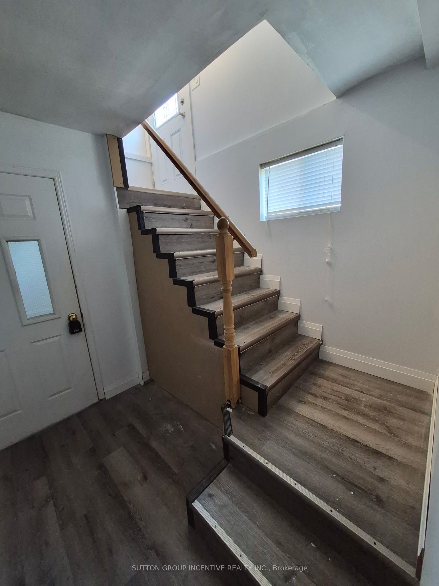 Unit Lower - 211 Cliff Road, Barrie 2