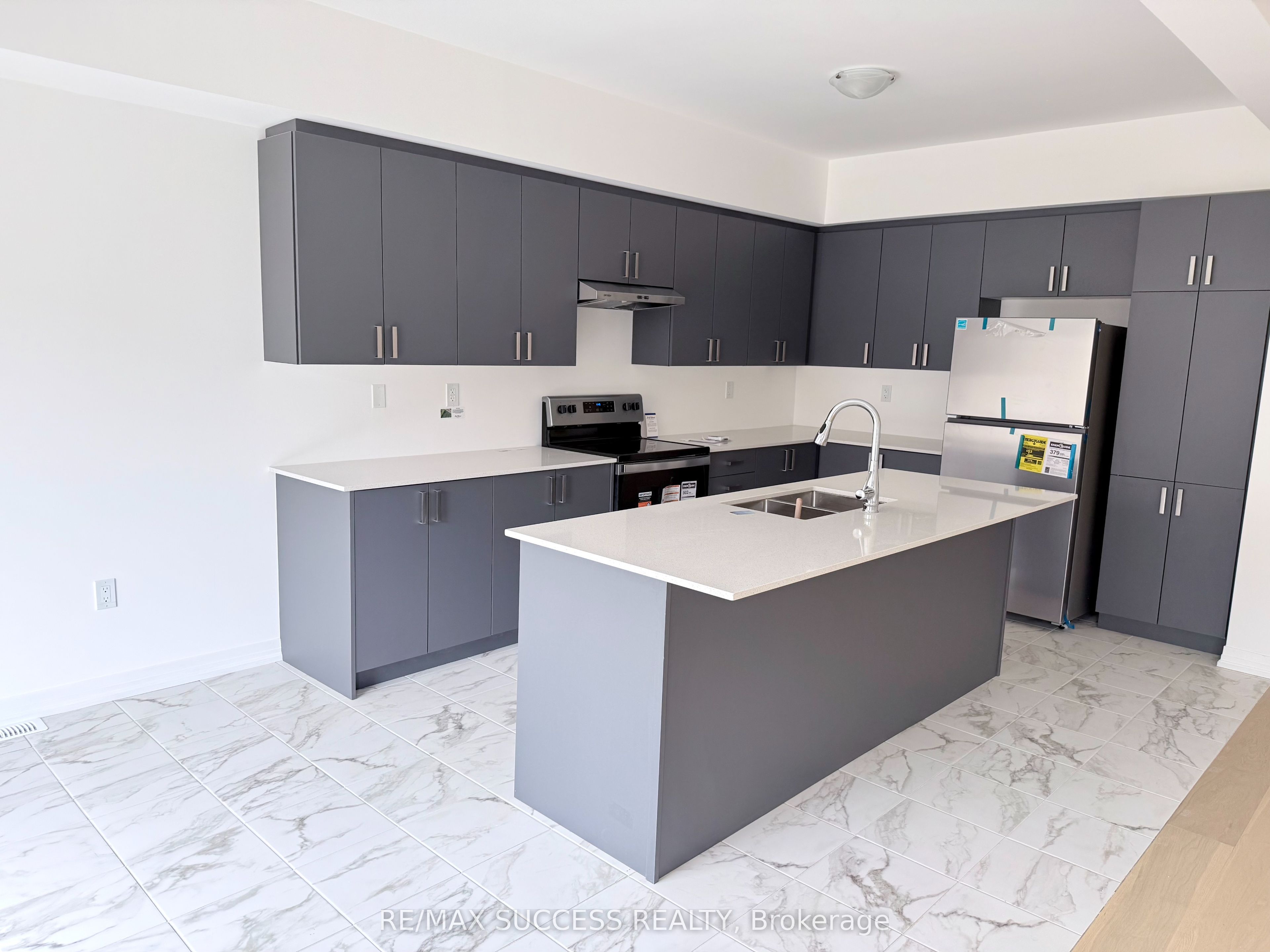 89 FLAN Boulevard, Barrie 2