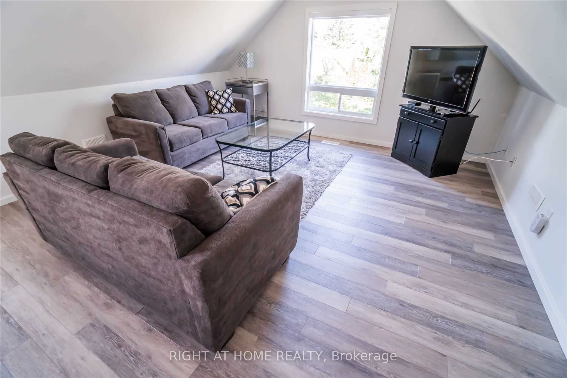 Unit Loft - 164 Trafalgar Road, Oakville 2