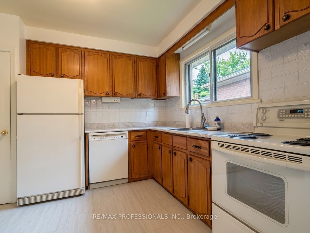 31 Cheshire Drive, Etobicoke 4