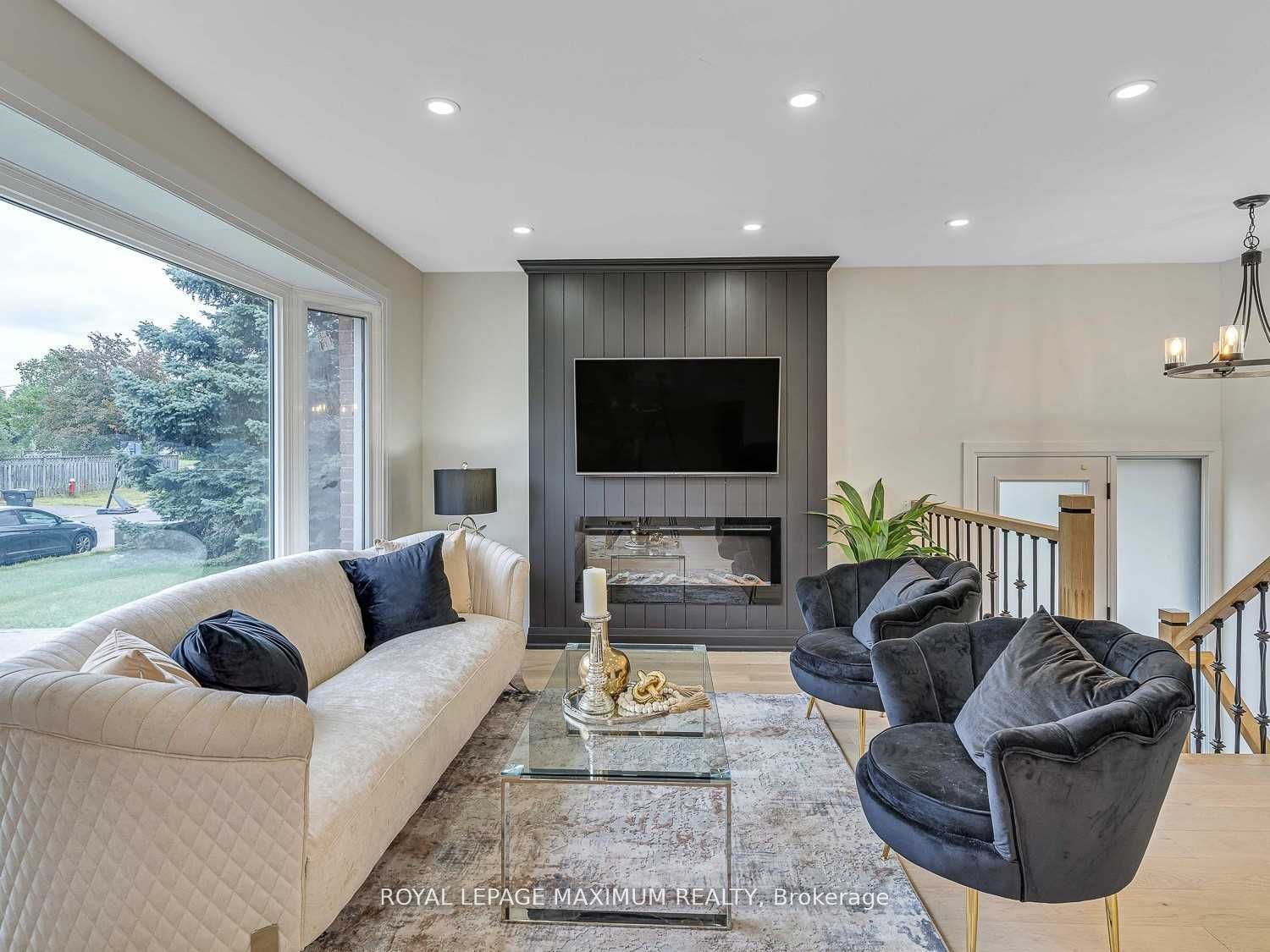 Unit Upper Level - 8 Lawrence Crescent, Brampton 5