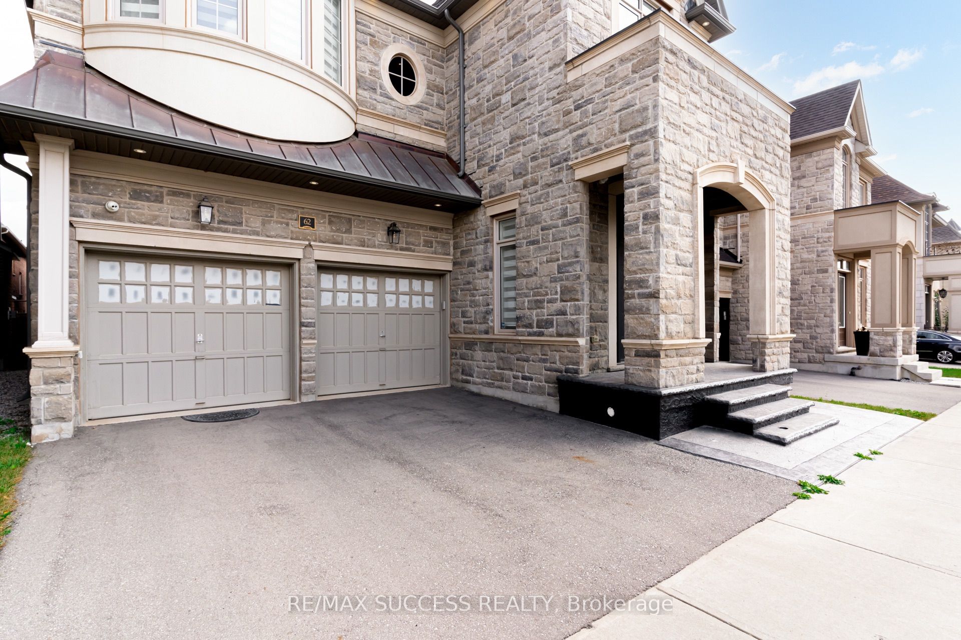62 Threshing Mill Boulevard, Oakville 3