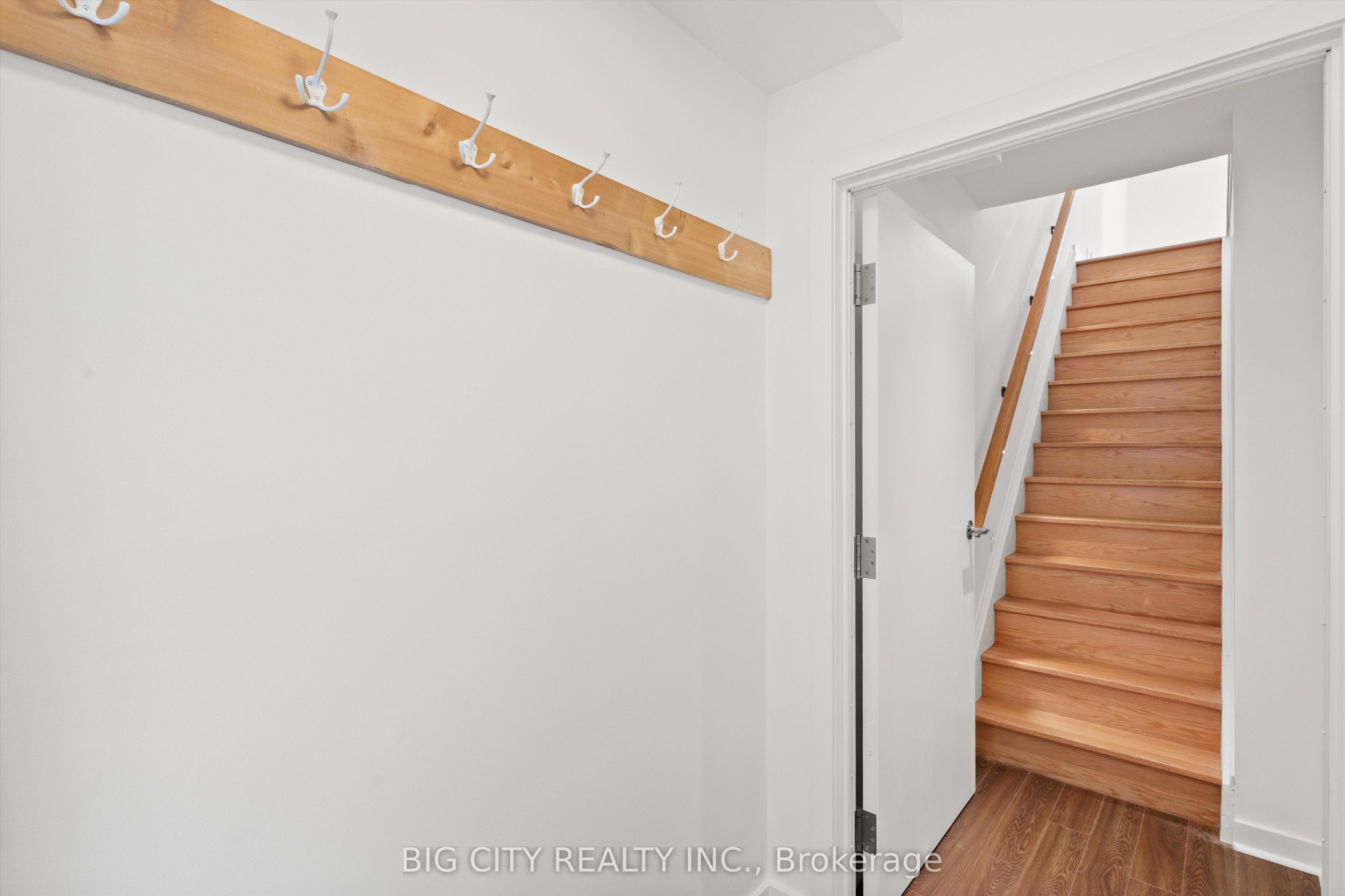 Unit Upper - 20 Gray Avenue, Toronto 2