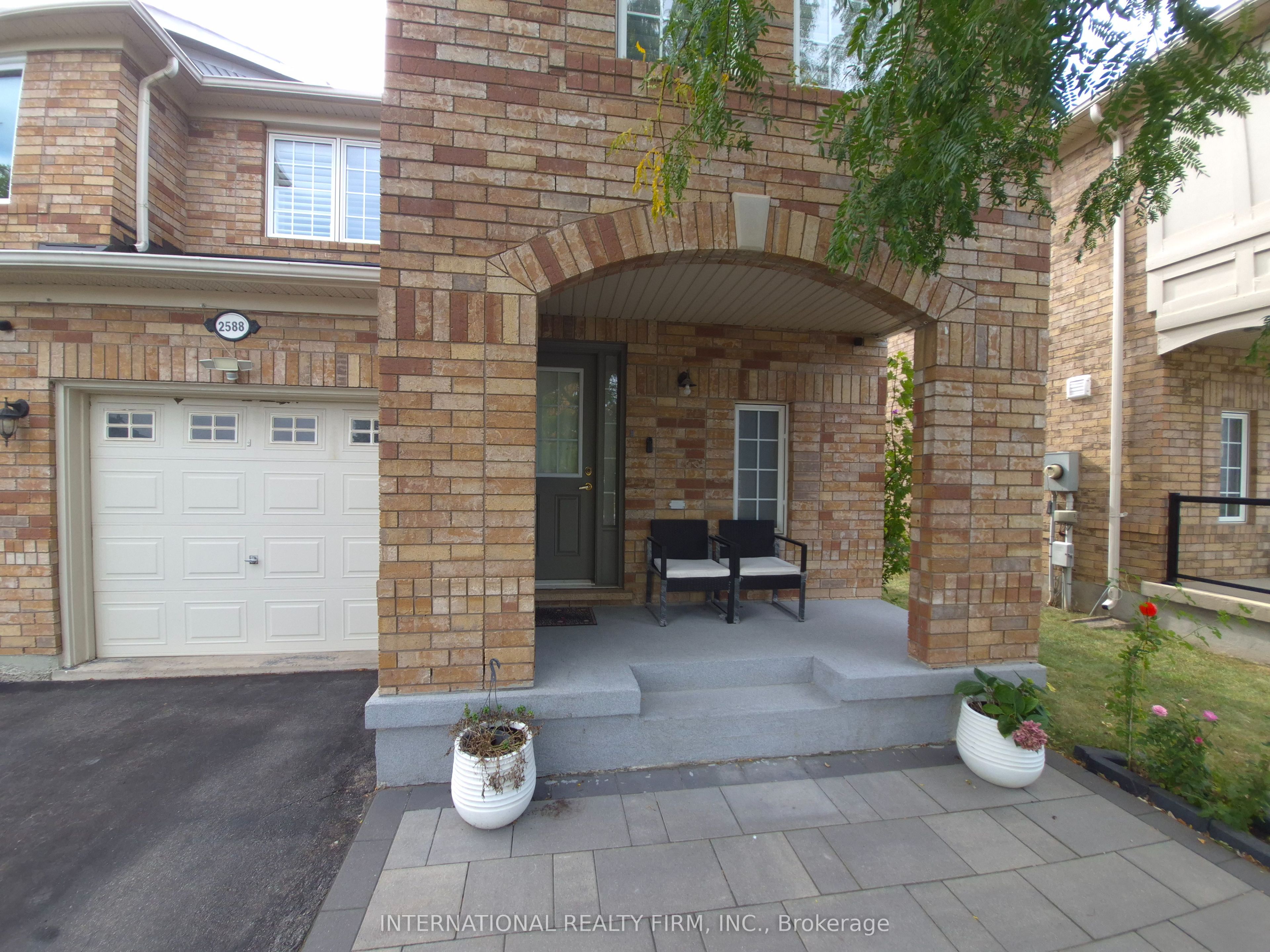 2588 Valleyridge Drive, Oakville 2