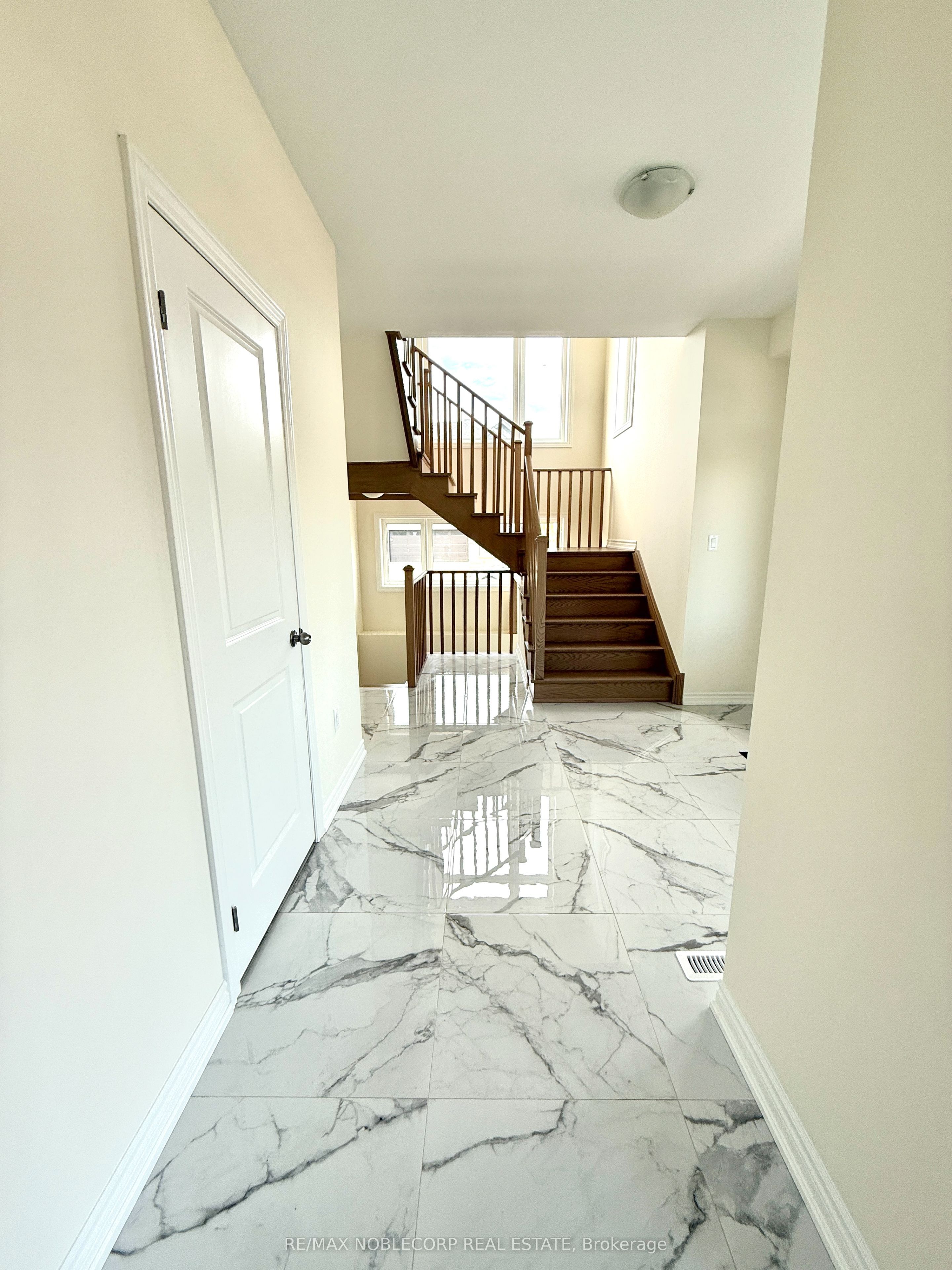45 Arnold Circle, Brampton 5