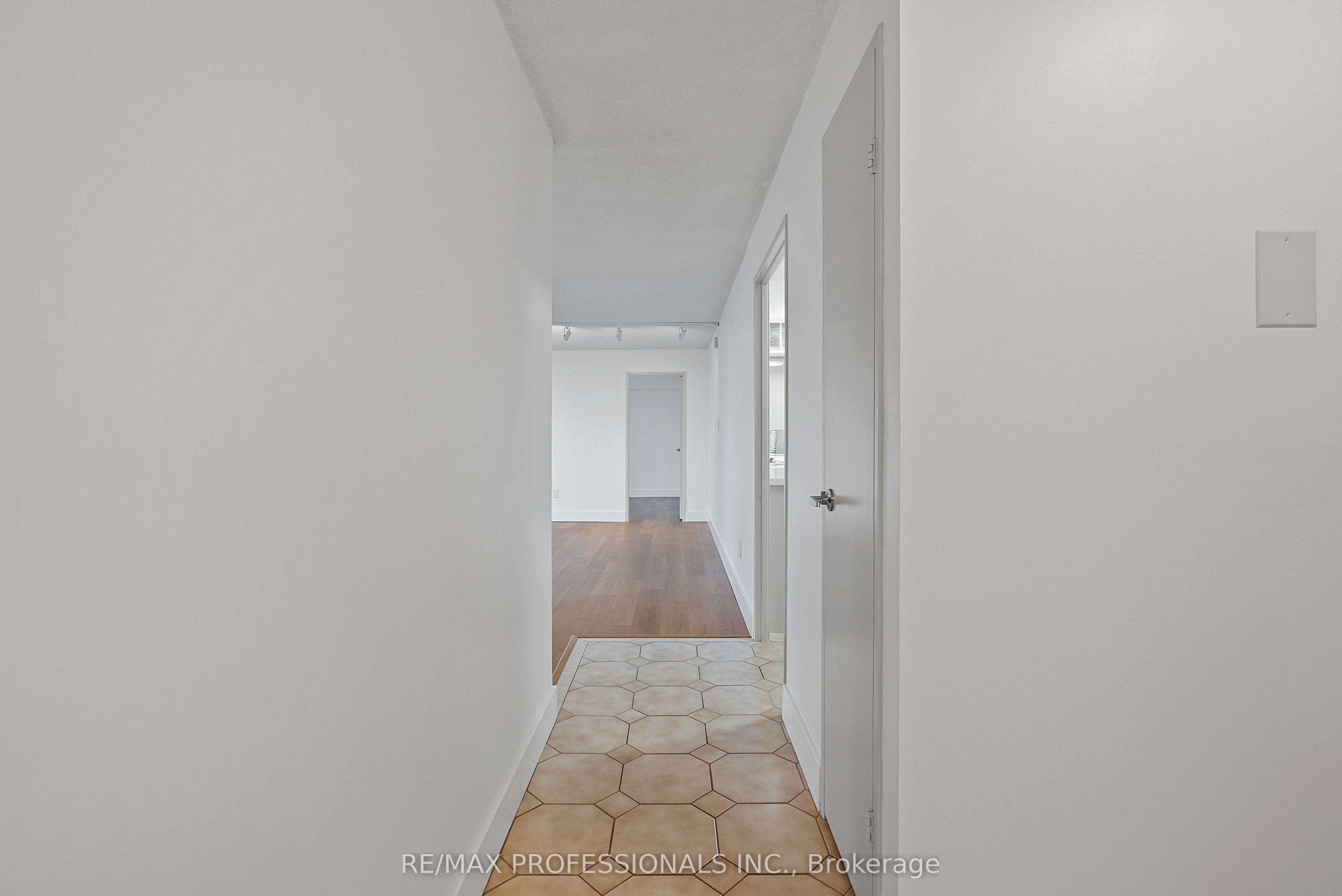Unit 510 - 1320 Mississauga Valley Boulevard, Mississauga 4