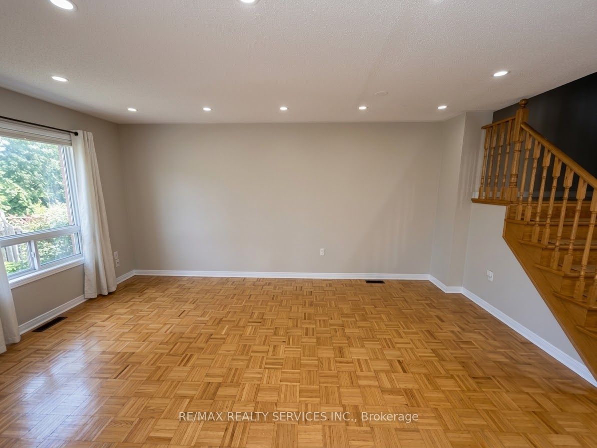 4 Butterchurn Road, Brampton 5