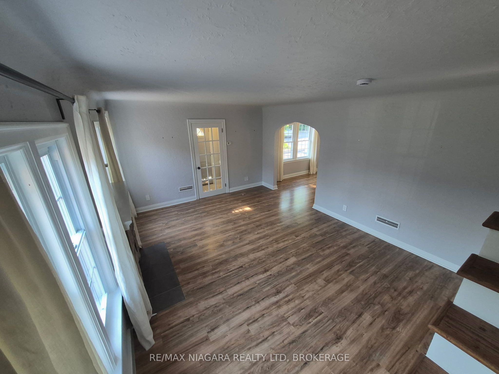 5944 Dorchester Road, Niagara Falls 4