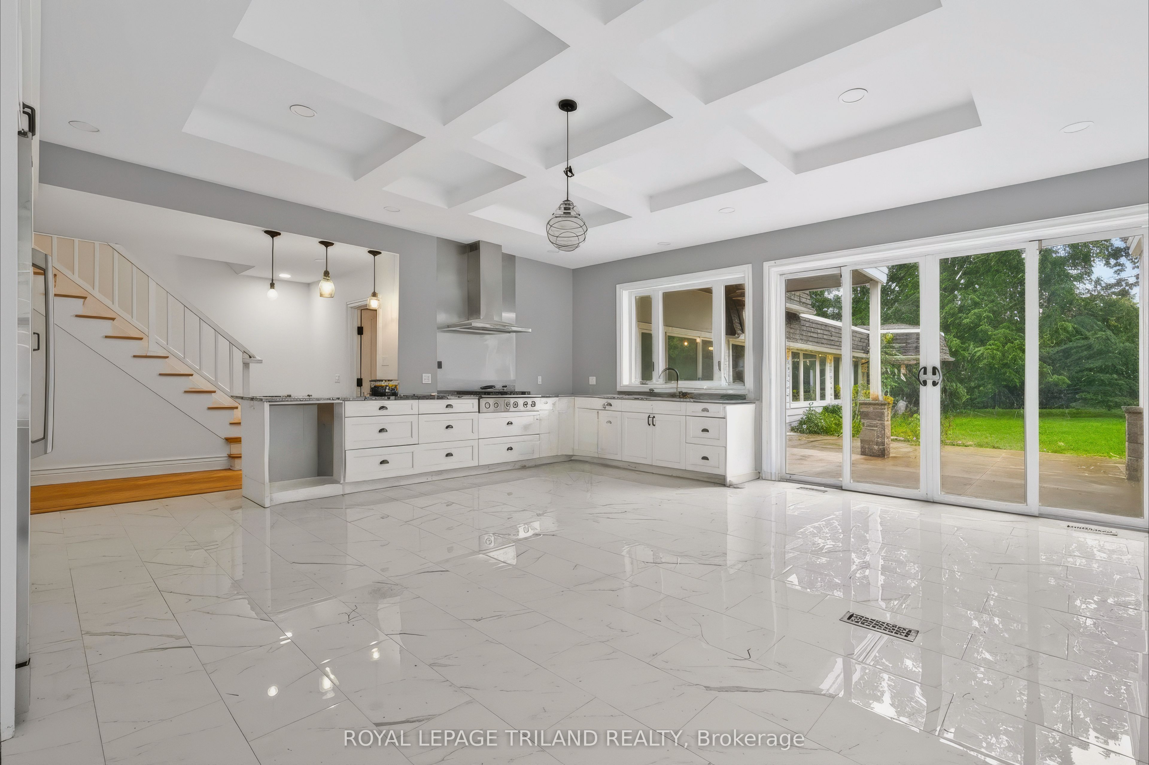 467 Commissioners Road E, London 4