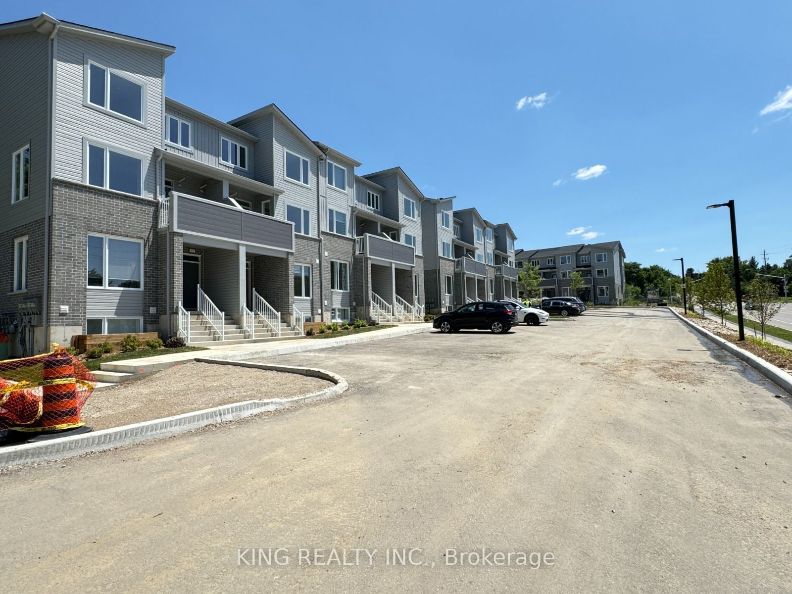 Unit 47 - 990 DEVERON Crescent, London 3